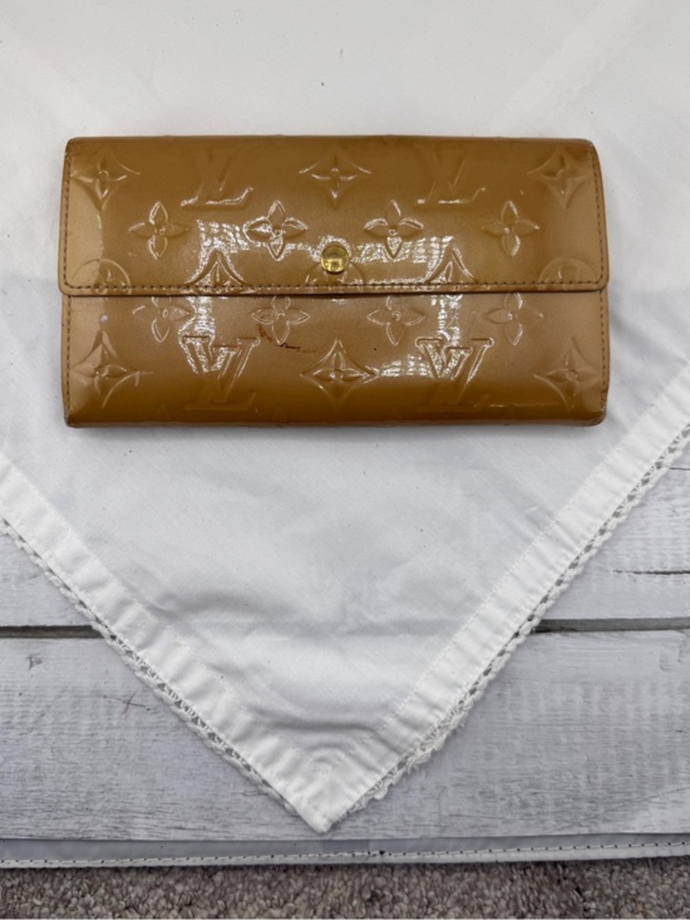 AUTHENTIC Louis Vuitton Vernis wallet. Tan.